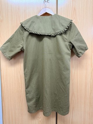 Vestido verde con cuello volante