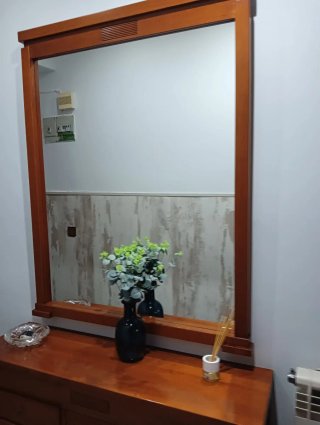Mueble recibidor de madera con espejo