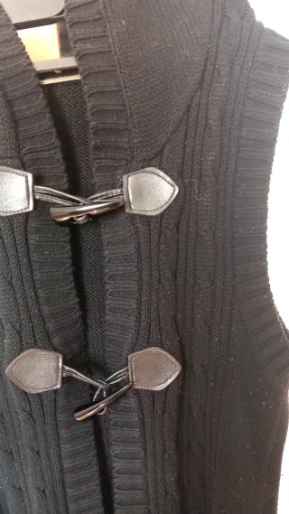 Gilet nero con chiusura a alamaro