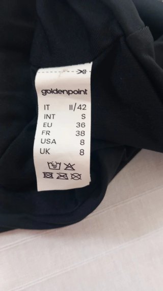 Gilet nero con chiusura a alamaro