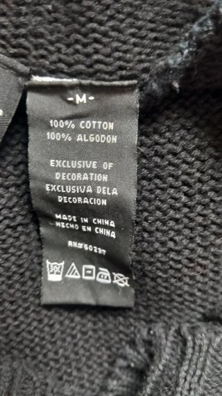 Gilet nero con chiusura a alamaro
