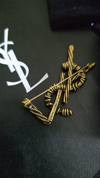 Spilla Yves Saint Laurent logo oro