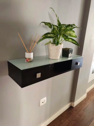 Estante flotante con cajones de madera y cristal