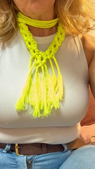 Collar de cuerda fosforito