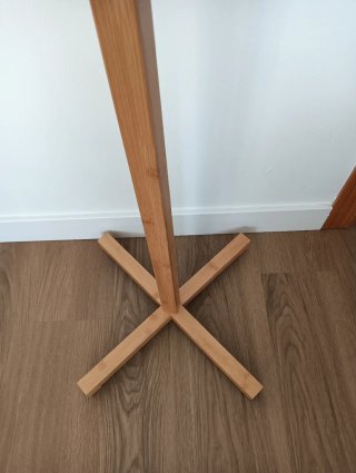 Perchero de pie de madera natural tiene 8 colgade