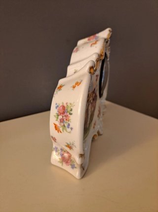 Reloj sobremesa  porcelana decoración mitológica