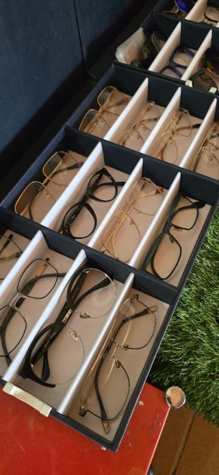 Occhiali da sole con montature nere e multicolor