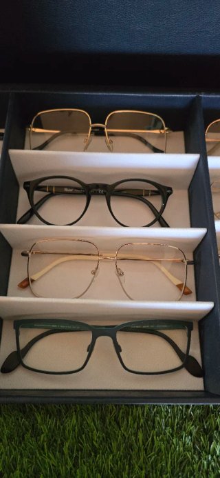 Occhiali da sole con montature nere e multicolor