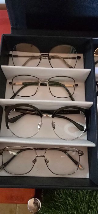 Occhiali da sole con montature nere e multicolor