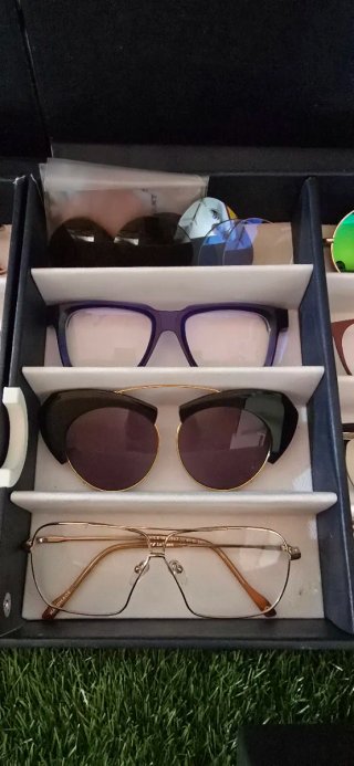 Occhiali da sole con montature nere e multicolor