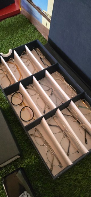 Occhiali da sole con montature nere e multicolor