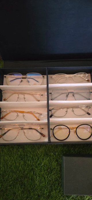 Occhiali da sole con montature nere e multicolor