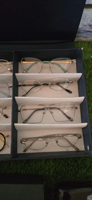 Occhiali da sole con montature nere e multicolor