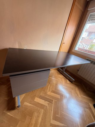 Escritorio moderno con cajonera