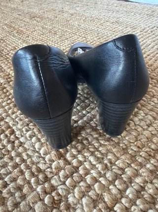 Zapatos de salón negros azafata