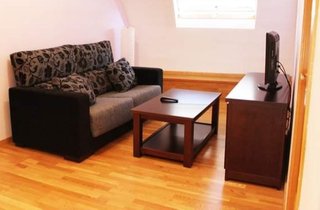 Sofá de tela y madera