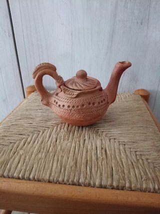 Teiere e candelabri in ceramica (4 pezzi)