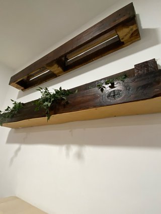 Mesa alta y 2 banquetas bar madera.