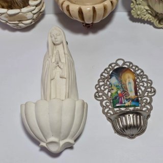 Lotto di cinque acquasantiere da parete religiose
