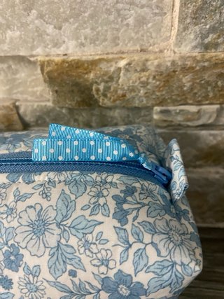Neceser acolchado floral azul y blanco