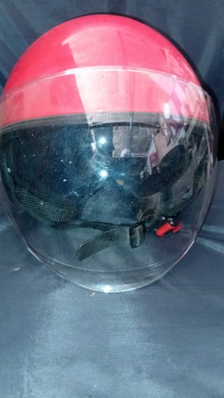 Casco de moto rojo y blanco