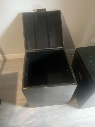 2 Baúles de madera negros con detalles metálicos
