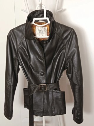 Chaqueta de cuero marrón con cinturón T-38/