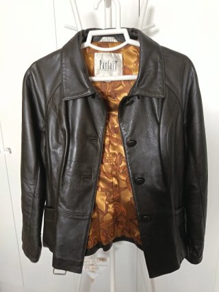Chaqueta de cuero marrón con cinturón T-38/