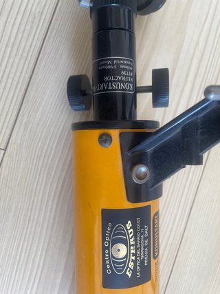 Telescopio Konus con trípode