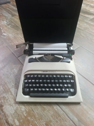 Máquina de escribir Olivetti Lettera 10