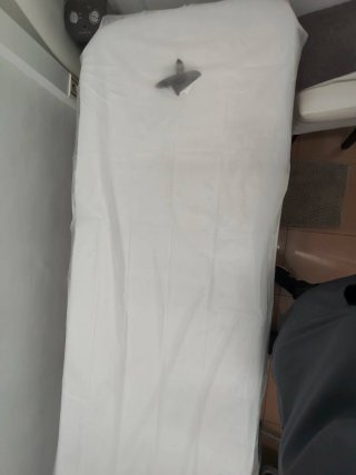 Camilla de estética blanca