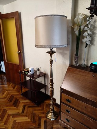 Lámpara de pie de bronce con pantalla