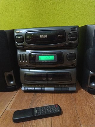 Minicadena Sanyo con altavoces