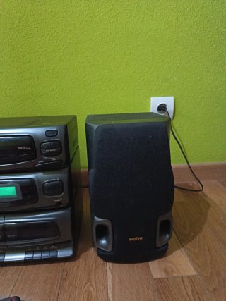 Minicadena Sanyo con altavoces
