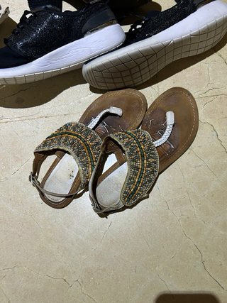 6 Botines, deportivas y sandalias T.39