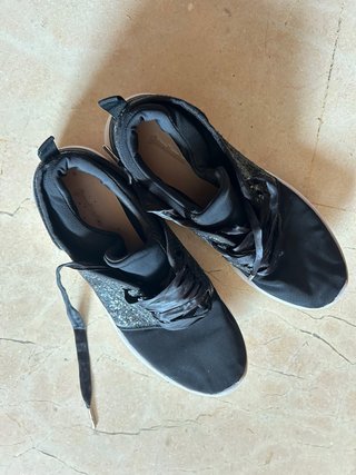 6 Botines, deportivas y sandalias T.39