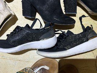 6 Botines, deportivas y sandalias T.39