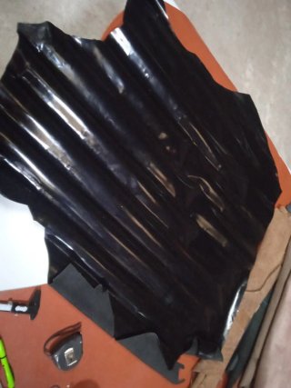 Piel charol negra 14€.
