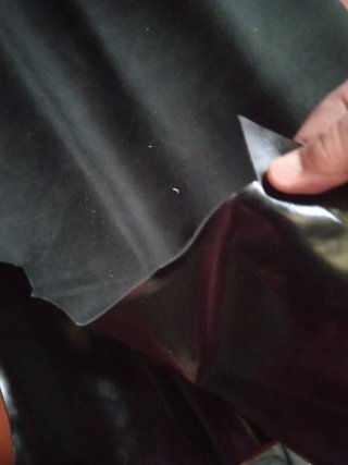Piel charol negra 14€.
