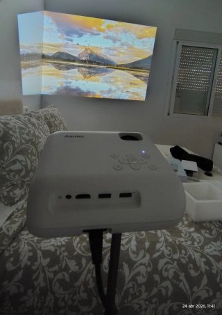 Proyector WiFi Bluetooth 1080p y Tripode