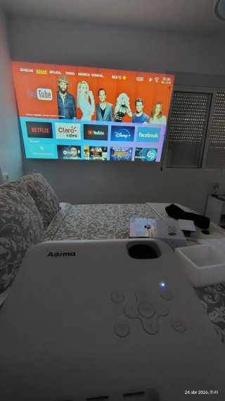Proyector WiFi Bluetooth 1080p y Tripode