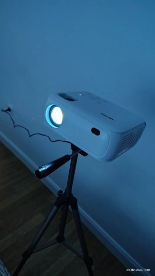 Proyector WiFi Bluetooth 1080p y Tripode