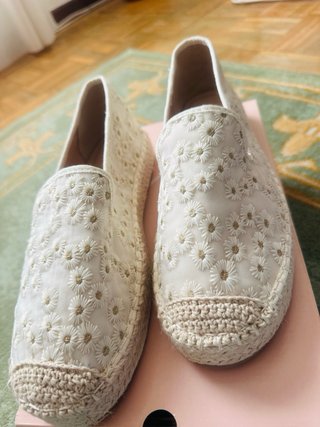 Zapatos planos con flores bordadas