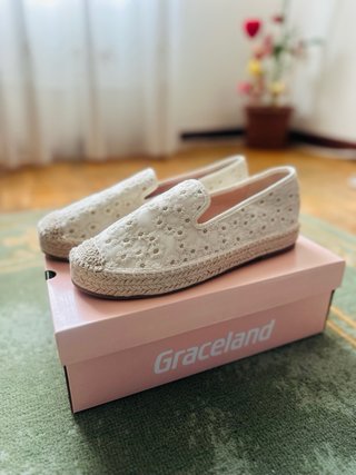 Zapatos planos con flores bordadas