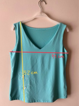 Camiseta turquesa flores bordadas