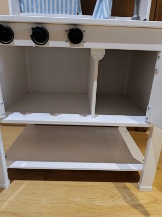 Cocina de juguete blanca con cortinas