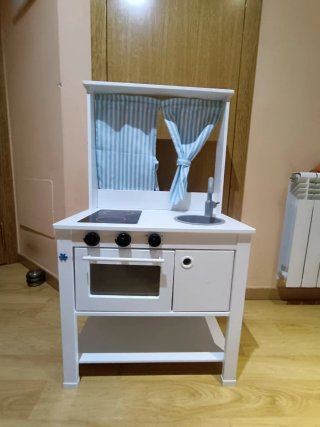 Cocina de juguete blanca con cortinas