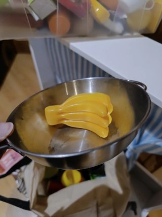 Cocina de juguete blanca con cortinas