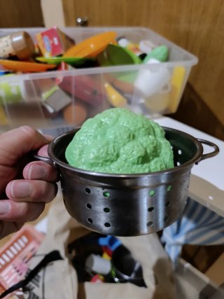 Cocina de juguete blanca con cortinas
