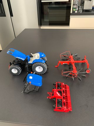 Tractor New Holland SIKU con aperos